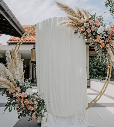 Svatební kruh vyzdoben květinou